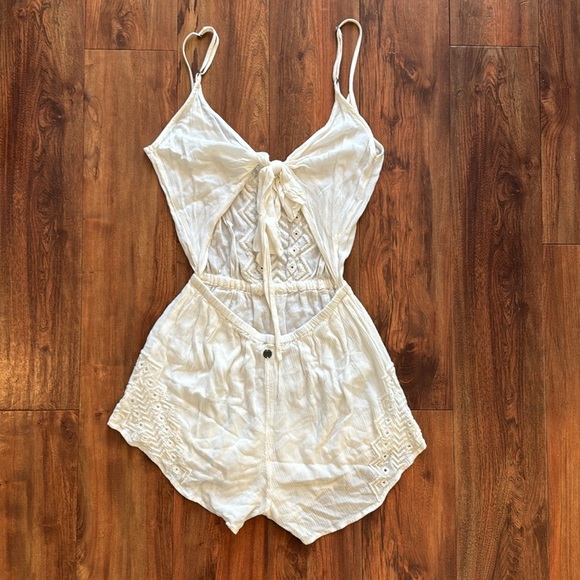 Beachey white romper. Ties in the back. Rip curl. - Picture 4 of 8